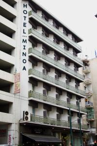雅典雅典弥诺阿酒店的建筑的一侧有酒店标志