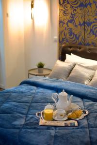 雅典雅典弥诺阿酒店的床上的茶盘
