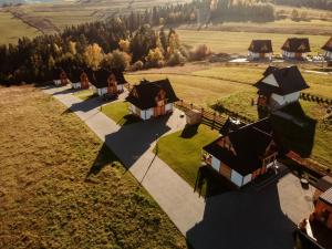 Białka TatrzanskaOsada Dursztyn- Przystanek Podhale的田野房屋的空中景观