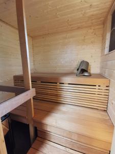 AavasaksaAava Sky Village Aurinkomaja的一个带木凳和扬声器的桑拿浴室
