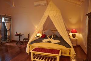 高尔杰迪杜夫特加勒旅馆的一间卧室配有一张带天蓬的床