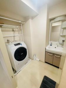 KusugaurachōASUKA HINODECHO ｌ日の出町的一间带洗衣机和水槽的浴室