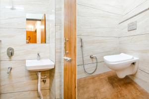 印多尔FabHotel Woodlark Inn的浴室配有卫生间、盥洗盆和淋浴。