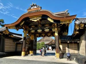 京都京都丽日旅馆的一座建筑物的大门,里面的人站在里面