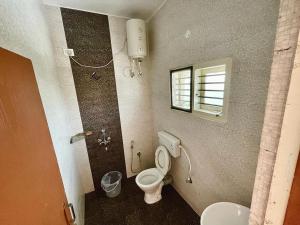 迈索尔BrickNest homes的一间带卫生间和窗户的浴室