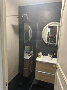 布克Villa JO 2024的一间带水槽和镜子的小浴室