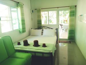 班克鲁特Wandee Resort Bankrut的一间小卧室,配有一张床和一把椅子