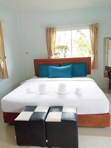 班克鲁特Wandee Resort Bankrut的卧室配有蓝色和白色的大床