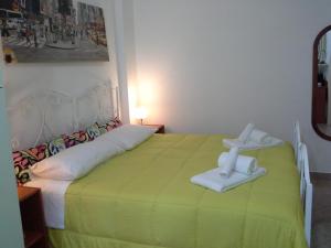 伊塞尔尼亚阿尔巴住宿加早餐旅馆的一间卧室配有绿床和毛巾