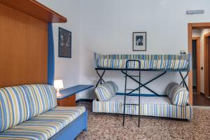 菲纳莱利古雷Residenza Adelaide的客厅配有双层床和沙发。