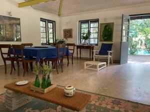 尼甘布Diklande Estate Bungalow的一间配备有蓝色桌子和椅子的用餐室