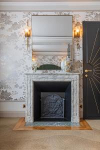 巴黎Manolita Paris的客厅设有壁炉和镜子