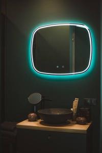 PriedkalneBLACK HOUSE - premium holiday guest house的浴室设有镜子和碗在柜台上