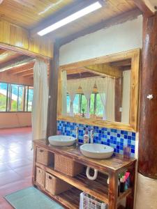 萨帕Moc Home Sapa的一间带两个盥洗盆和大镜子的浴室