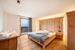 CainesFerienhaus Mutlechnerhof的一间卧室设有一张大床和一个窗户。