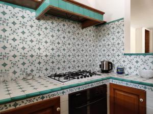 卡瓦德蒂雷尼Villa Morena的厨房配有炉灶和带图案的墙壁