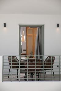 纳克索乔拉Makava Suites Naxos的一间带桌椅和镜子的用餐室