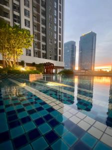 吉隆坡Sentral Suites By RKD HOME的一座位于高楼城市的游泳池
