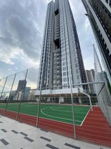 吉隆坡Sentral Suites By RKD HOME的一座高楼前的足球场