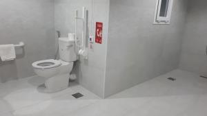 多哈Magnum Hotel & Suites West Bay的一间位于摊位的卫生间浴室