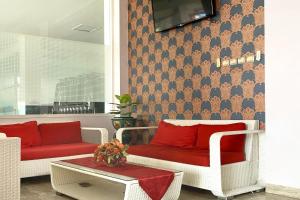 Urbanview Hotel Niraz Syariah Banjarmasin by RedDoorz的休息区