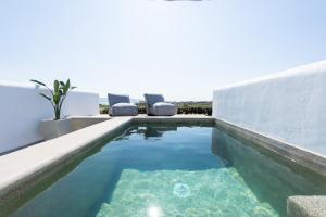 帕罗斯岛Sersi Paros Villas & Suites的一座房子后院的游泳池