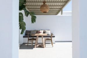帕罗斯岛Sersi Paros Villas & Suites的一间带桌椅的用餐室