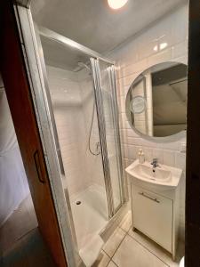 卡齐米日-多尔尼Na Skraju Lasu Domek na Drzewie & Glamping的带淋浴和盥洗盆的浴室