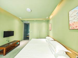 怀柔北京慕田峪长城跃桐农家院的一间带大床和电视的卧室