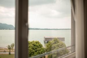 洛豪Seehotel am Kaiserstrand的从窗户可欣赏到一大批水景