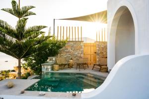 伊奥斯乔拉Ios Seaside house with sunset view and small pool的庭院中带游泳池的房子