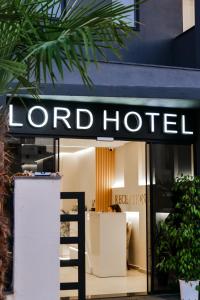 卡萨米尔The Lord Hotel的商店前读主酒店的标志