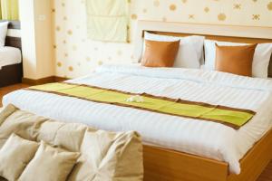 甲米镇June Pool Villa的一间卧室配有两张带黄白色床单的床