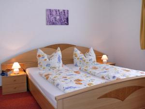 卡劳特格瑞斯赫Ferienpension Gabriele的一间卧室配有带枕头的床