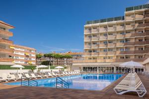 罗列特海岸htop Amatista #htopBliss的酒店游泳池设有躺椅,酒店