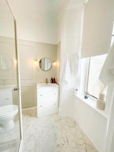 奥本Kenavara House的白色的浴室设有水槽和卫生间。