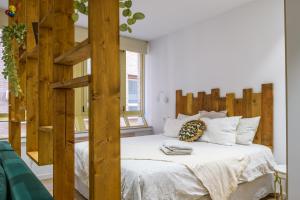 穆尔西亚Romea Suites的一间卧室配有一张木架床