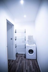巴涅尔德比戈尔Appartement entier Le 1er Balnéothérapie Romantique的一间白色洗衣房,内配洗衣机