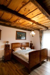PleternicaKONAK的一间带一张大床的卧室,位于一个拥有木制天花板的房间
