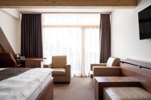 斯塔利斯莫克维克塔特拉司泊特匝姆帕膳食公寓的酒店的客房 - 带一张床、椅子和窗户