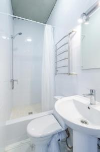 基辅Апартаменты WOW-hotel的白色的浴室设有卫生间和水槽。