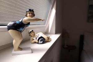 埃赫蒙德·安登胡夫De Blokhut的女神坐在娃娃旁边的架子上的像像