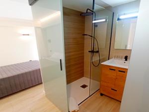 桑坦德Bahia Rooms Cantabria 3000的带淋浴和盥洗盆的浴室