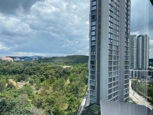 沙登To Come Again Abode, IOI Resort City, Putrajaya的城市高楼的景色
