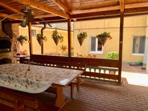 图尔达Casa Ramona的天井上摆放着桌子和盆栽植物