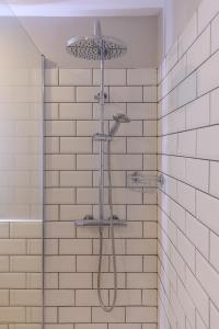 穆尔西亚Apartamento Suite Gran Vía的浴室内配有淋浴和头顶淋浴