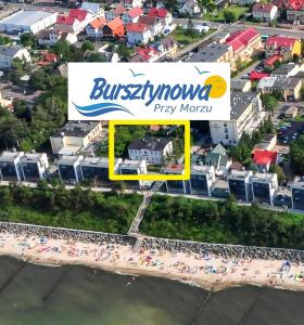 尤斯托尼莫斯基Bursztynowa Przy Morzu - 1 minuta do plaży的海滩空中景观标志