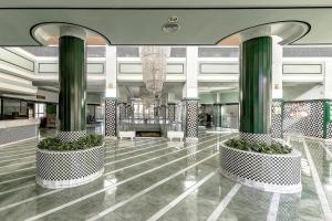 帕莱索海滩Club Paraiso 1306的大楼内带有绿色柱子的大堂
