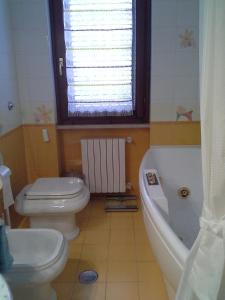 伊塞尔尼亚阿尔巴住宿加早餐旅馆的浴室配有卫生间、浴缸和水槽。