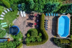 维斯瓦格勒碧姆布丁酒店的享有庭院的空中景致,设有游泳池